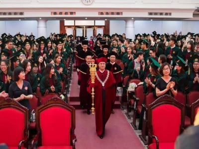 Hiệu trưởng mặc áo nhung, cầm quyền trượng ở lễ trao bằng tốt nghiệp: ĐH Quốc gia HN yêu cầu báo cáo