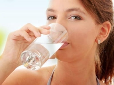 Uống nước kiểu này hại gan thận khủng khiếp, 5 dấu hiệu cảnh báo bạn đang nạp thừa nước, cần điều chỉnh ngay hôm nay