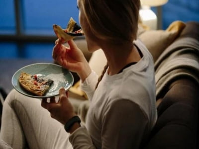 Ăn bữa tối muộn ảnh hưởng như thế nào đến sức khoẻ?