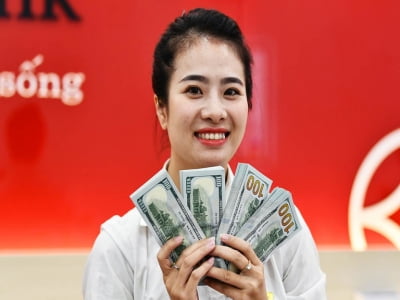Giá USD ngân hàng lên kịch trần, vượt 25.400 đồng