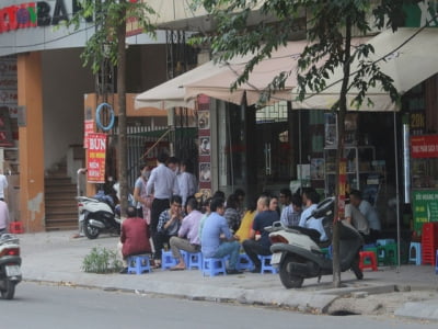 Hàng quán, ô tô đua nhau lấn chiếm vỉa hè ở Hà Nội