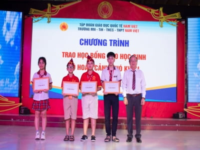 Nhóm Luật sư thiện nguyện và các nhà hảo tâm trao tặng 4 suất học bổng cho 4 học sinh có hoàn cảnh  tại trường Tiểu học- THCS- THPT Quốc tế Nam Việt 
