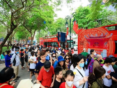 Hà Nội thu 2.400 tỉ đồng từ khách du lịch