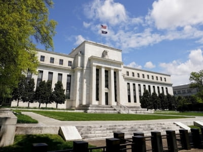 Fed cân nhắc giảm tốc độ tăng lãi suất để hỗ trợ nền kinh tế