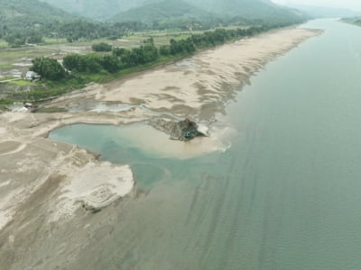 Lắp trạm bơm nước khẩn cấp vì sông Đà khô cạn