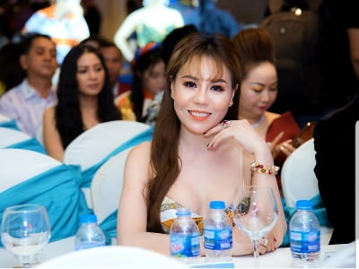Nữ doanh nhân bất động sản Nguyễn Thị Hồng xinh đẹp nổi bật tại sự kiện