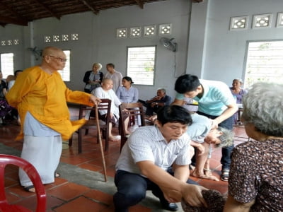 Xoa bóp bấm huyệt chữa bệnh - bảo bối Đông y của người Việt 