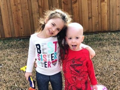 Hình ảnh bé gái 5 tuổi chăm sóc em trai bị ung thư máu lấy đi nước mắt triệu người