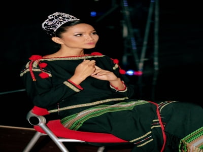 Hoa hậu Hoàn vũ Việt Nam 2019: H'Hen Niê rơi nước mắt khi trao lại vương miện