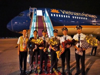 Cận cảnh máy bay Boeing lớn nhất Việt Nam vừa hạ cánh xuống sân bay Nội Bài