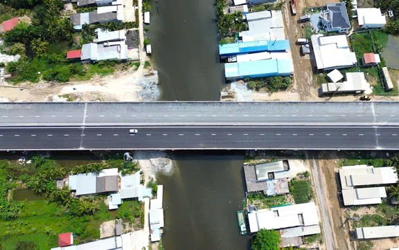 Mặt đường cao tốc Hậu Giang - Cà Mau, đoạn qua xã Trí Phải (Cà Mau)  ẢNH: G.B