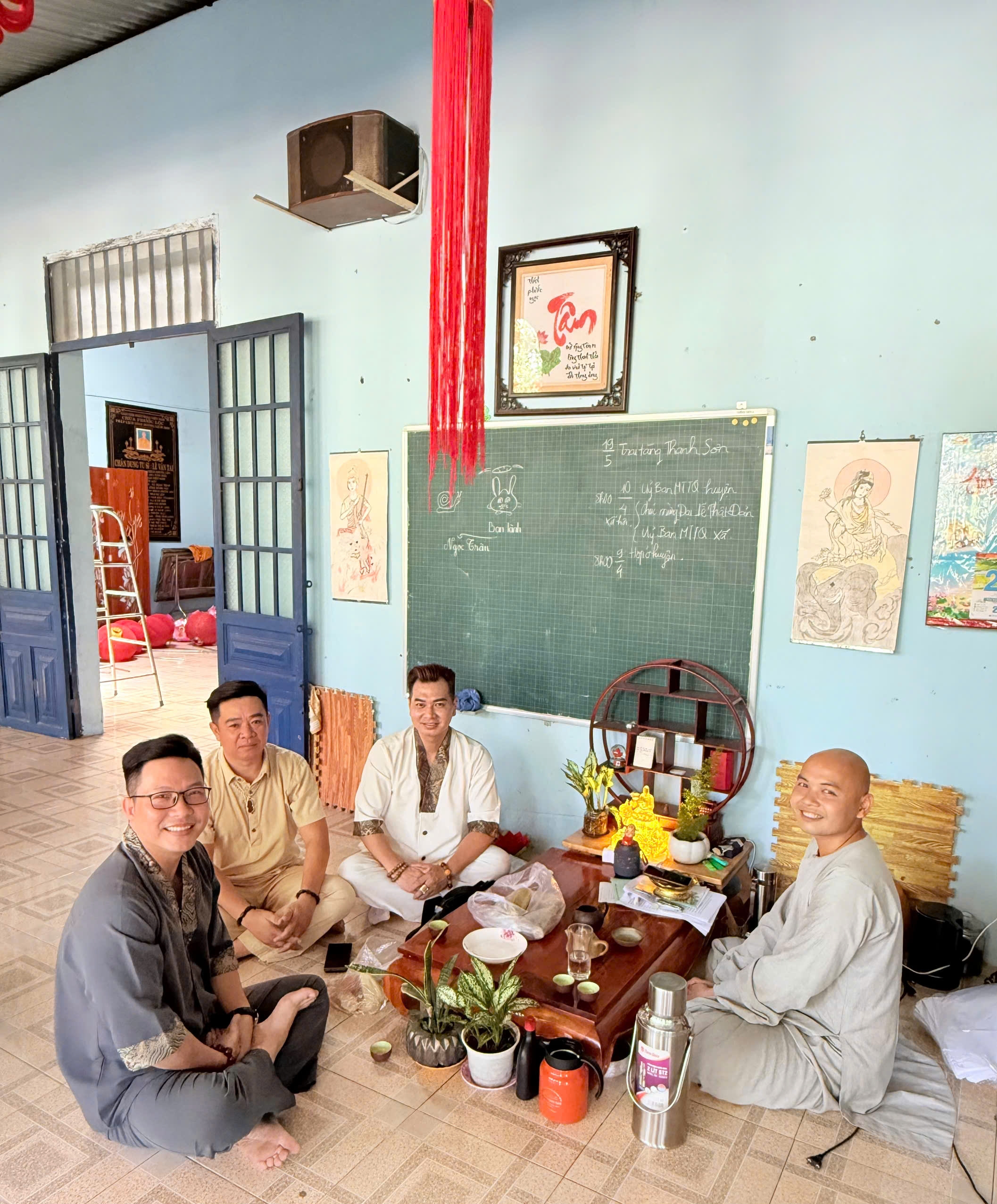 Đại đức Thích Phước Lộc ngồi đàm đạo với Phật tử tại chánh điện: Với phong thái từ hòa, Đại đức đã dành thời gian chia sẻ đạo lý, giải đáp thắc mắc tu học, truyền cảm hứng sống thiện lành đến các Phật tử từ xa về tham dự.