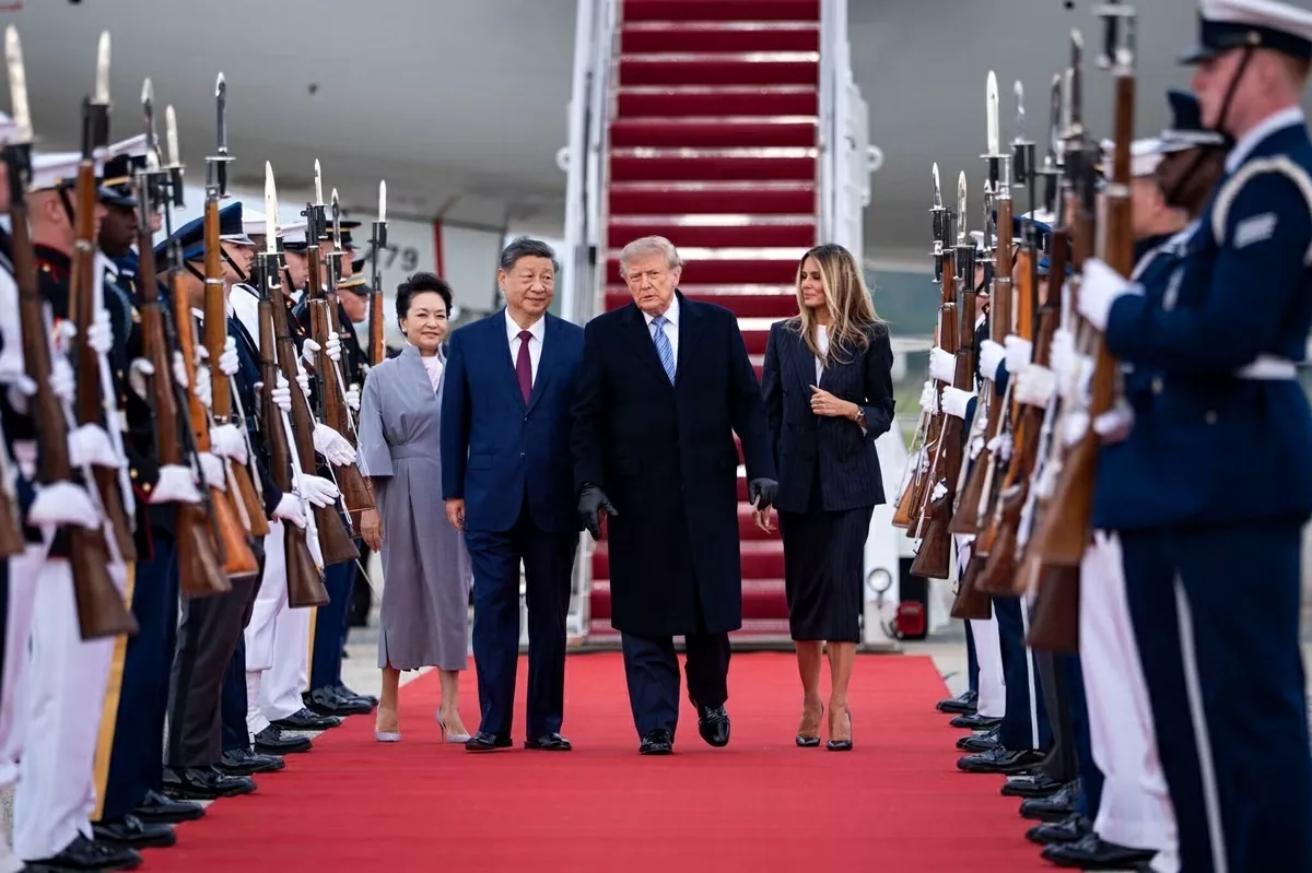 Tổng thống Mỹ đích thân đến sân bay đón Chủ tịch Trung Quốc, ông Tập Cận Bình nói hai nước nên 'xích lại gần nhau'