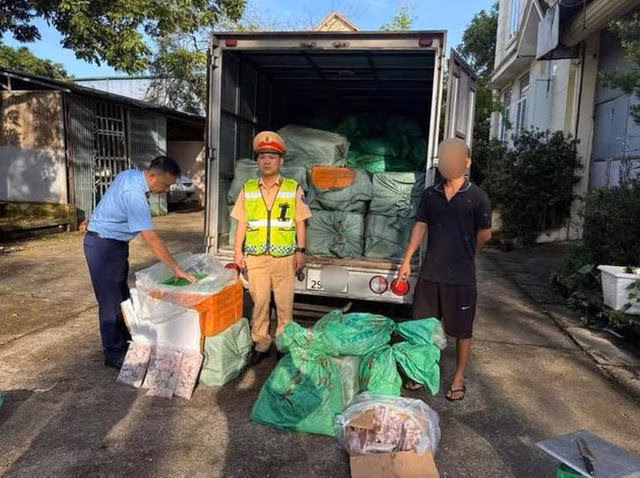 Phát hiện xe tải chở 1,7 tấn tràng lợn, lườn ngỗng bốc mùi