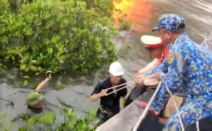 Cháy tàu du lịch, 6 thuyền viên nhảy xuống biển