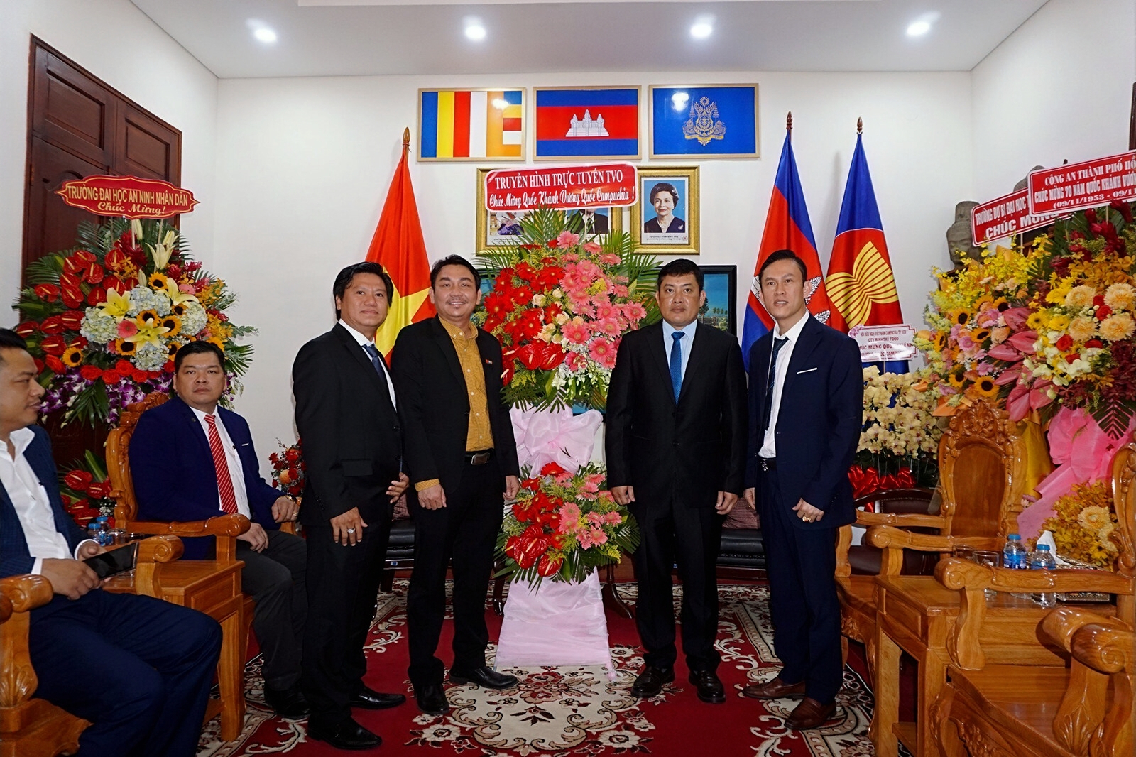 Công ty CP Công nghệ Truyền hình Việt Nam trực tuyến TVO chúc mừng đến Tổng lãnh sự quán Campuchia tại TP.HCM.