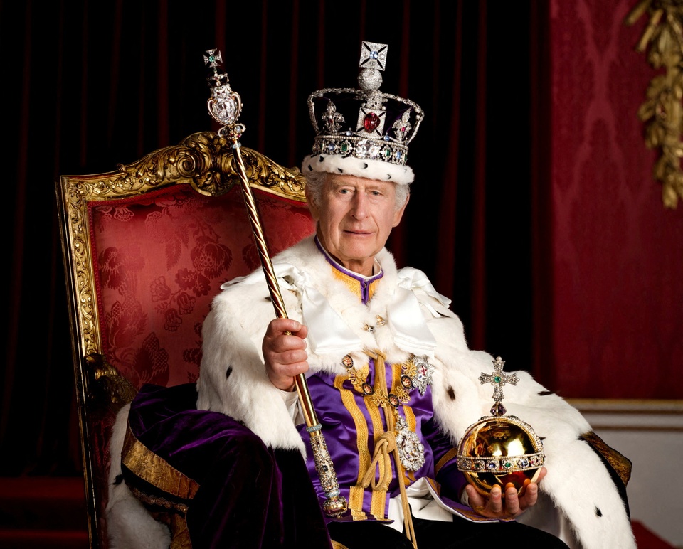 Ảnh chân dung chính thức đầu tiên của Vua Charles III sau đăng quang
