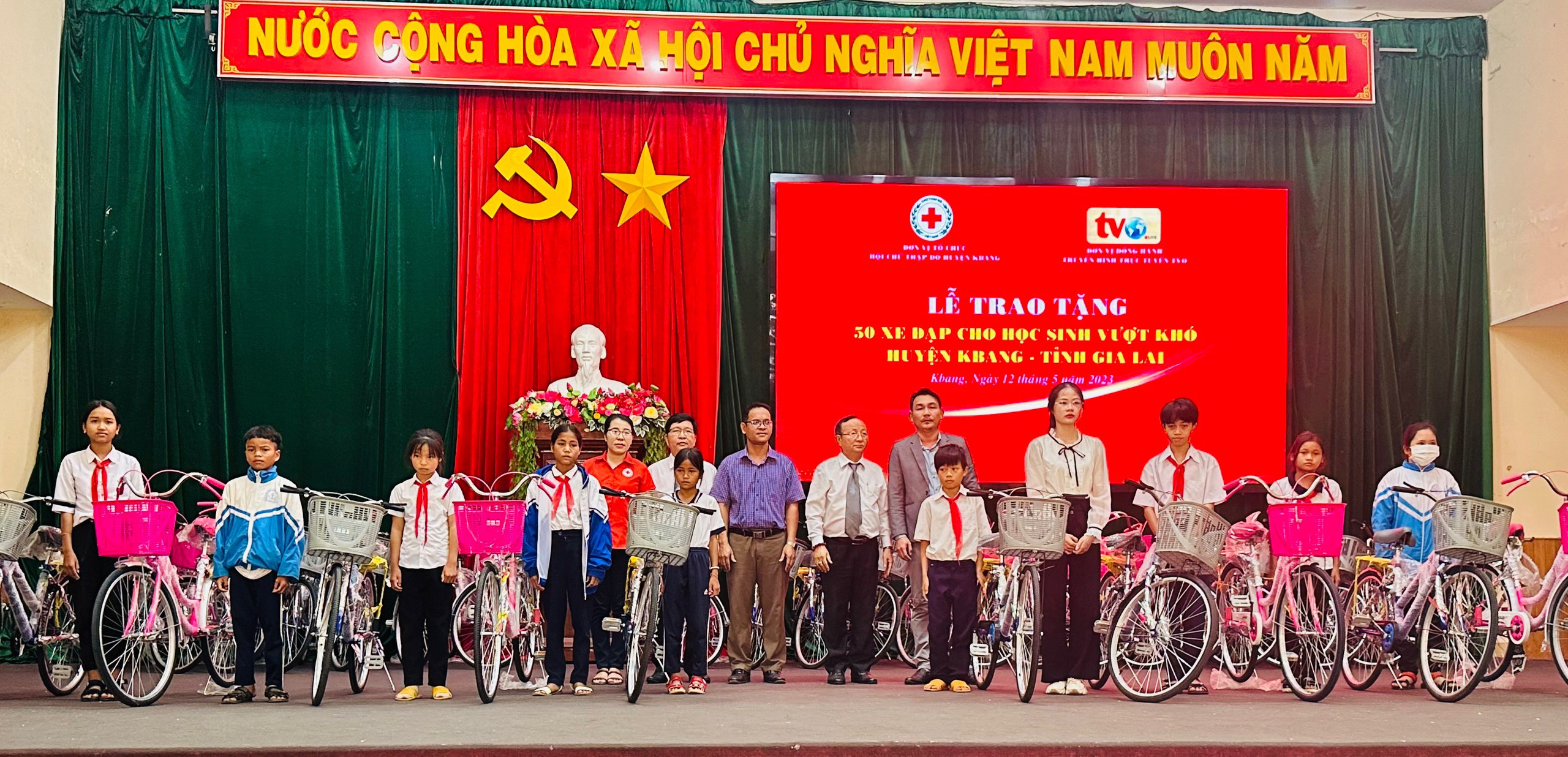 Trao tặng 50 xe đạp cho học sinh vượt khó Huyện Kbang - Gia Lai