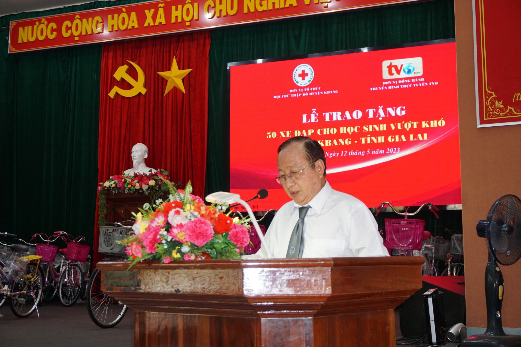 Trao tặng 50 xe đạp cho học sinh vượt khó Huyện Kbang - Gia Lai