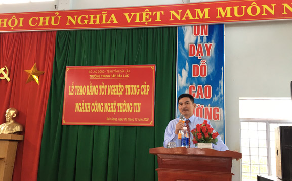 Thầy Võ Ngọc Trịnh – Hiệu trưởng Nhà trường phát biểu trong buổi Lễ tốt nghiệp.