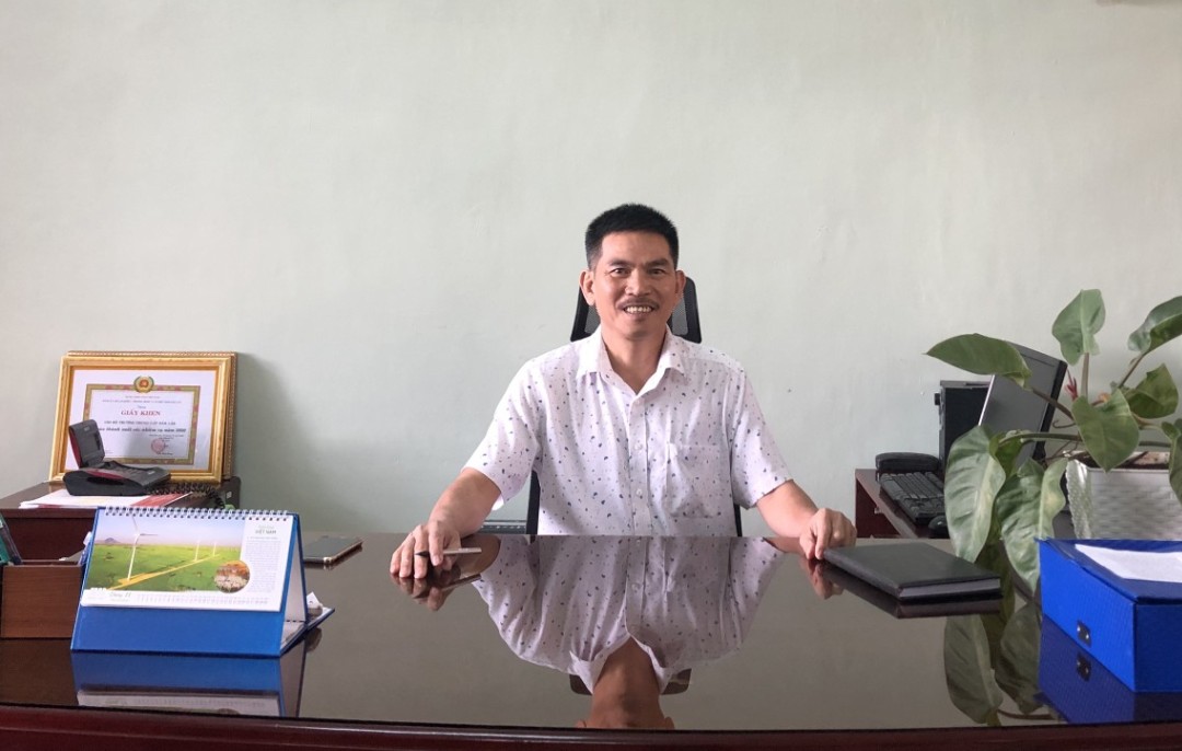 Thầy Võ Ngọc Trịnh – Hiệu trưởng Nhà trường trao bằng tốt nghiệp cho học sinh