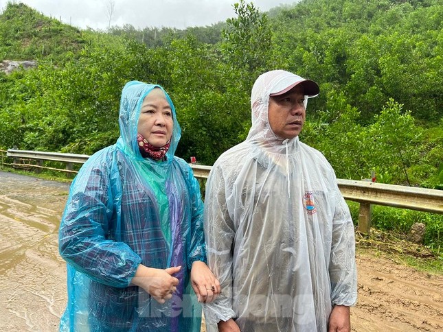 Nghe nhiều tiếng động lớn trước khi núi lở vùi lấp đi mọi thứ
