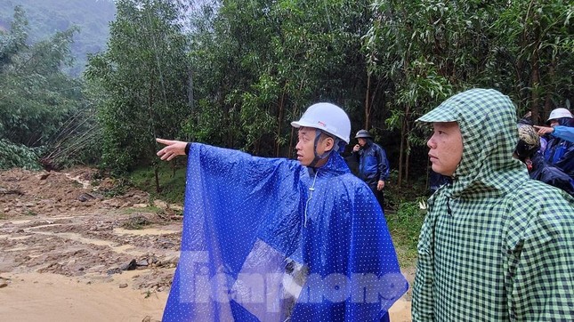 Nghe nhiều tiếng động lớn trước khi núi lở vùi lấp đi mọi thứ