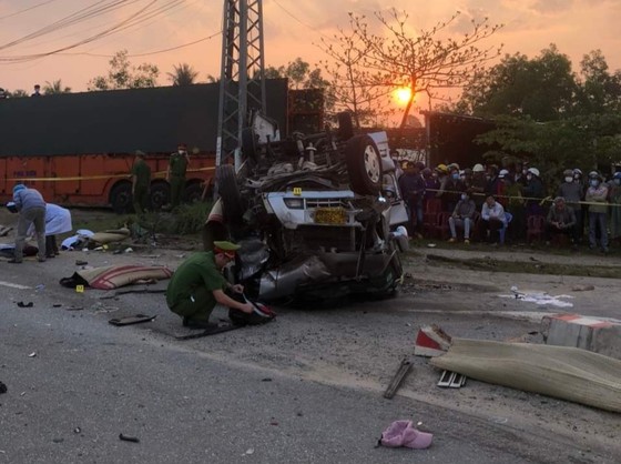 Quảng Nam: Xe đầu kéo và xe khách tông nhau, ít nhất 8 người tử vong