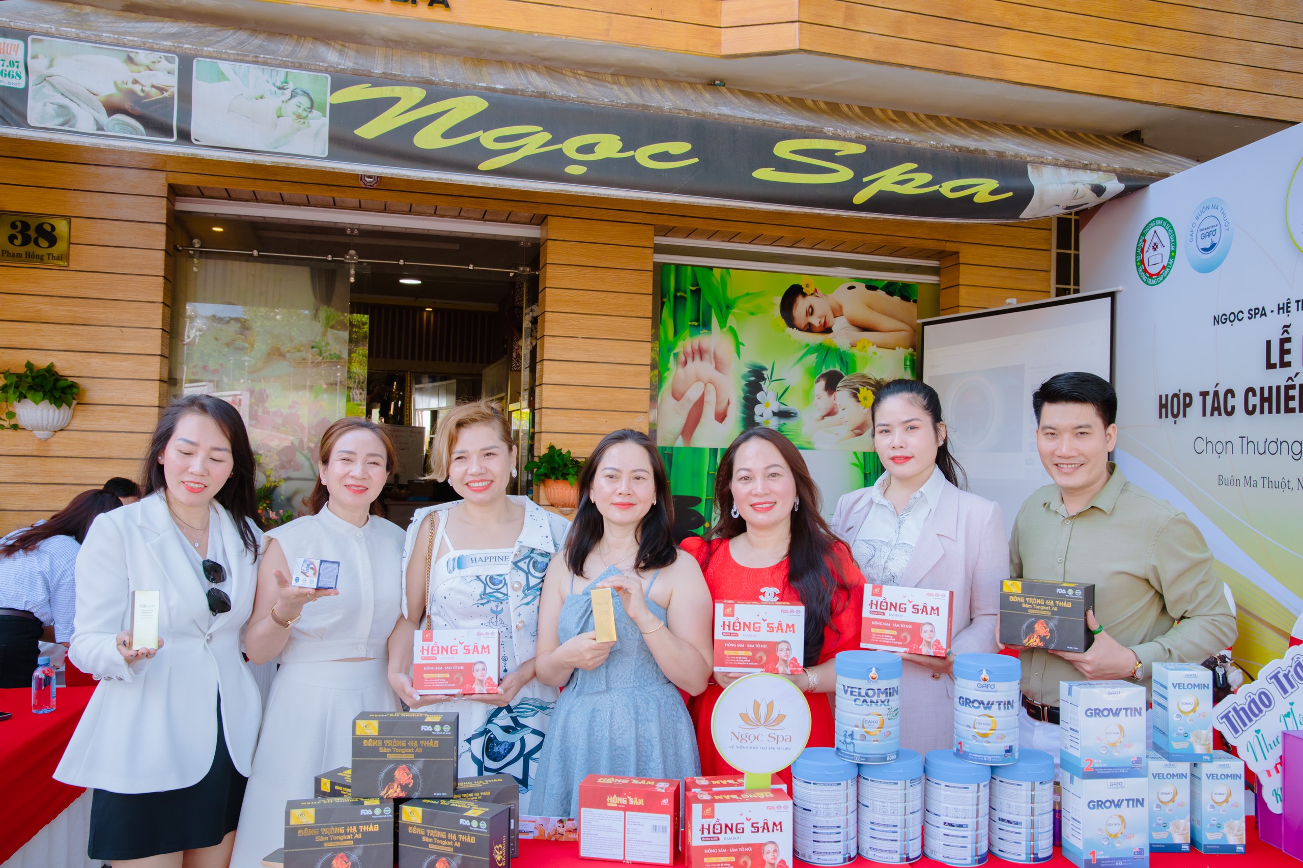Lễ ký kết hợp tác chiến lược Spa giữa Ngọc Spa cùng nhà trường và các doanh nghiệp