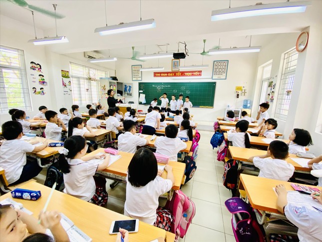 Tăng thêm 38.000 học sinh lớp 6 tại Hà Nội: Áp lực đổ dồn trường công
