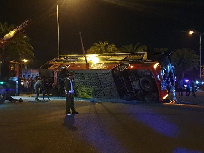 13 người bị thương sau cú va chạm giữa xe khách và xe tải