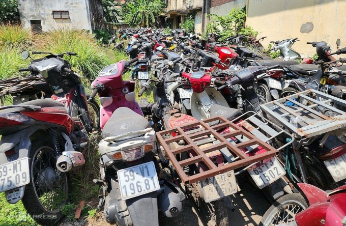Xe tang vật chất đống, phơi nắng mưa vì vướng quy định