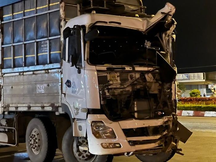 13 người bị thương sau cú va chạm giữa xe khách và xe tải