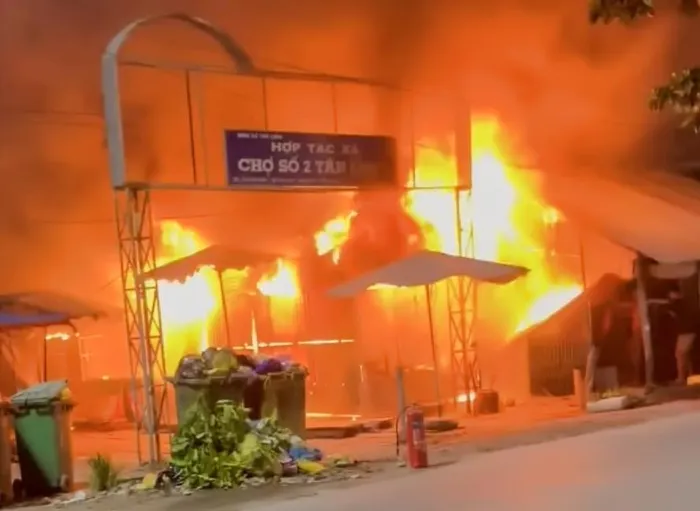 Cháy chợ trong đêm, thiêu rụi nhiều ki-ốt