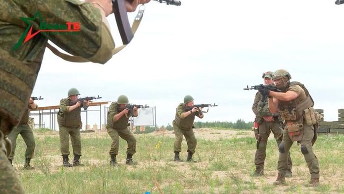 Bộ Quốc phòng Belarus cho biết các chiến binh của lực lượng lính đánh thuê Wagner (Nga) đang huấn luyện binh sĩ nước này tại một đơn vị quân sự của Belarus.