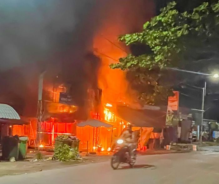 Cháy chợ trong đêm, thiêu rụi nhiều ki-ốt