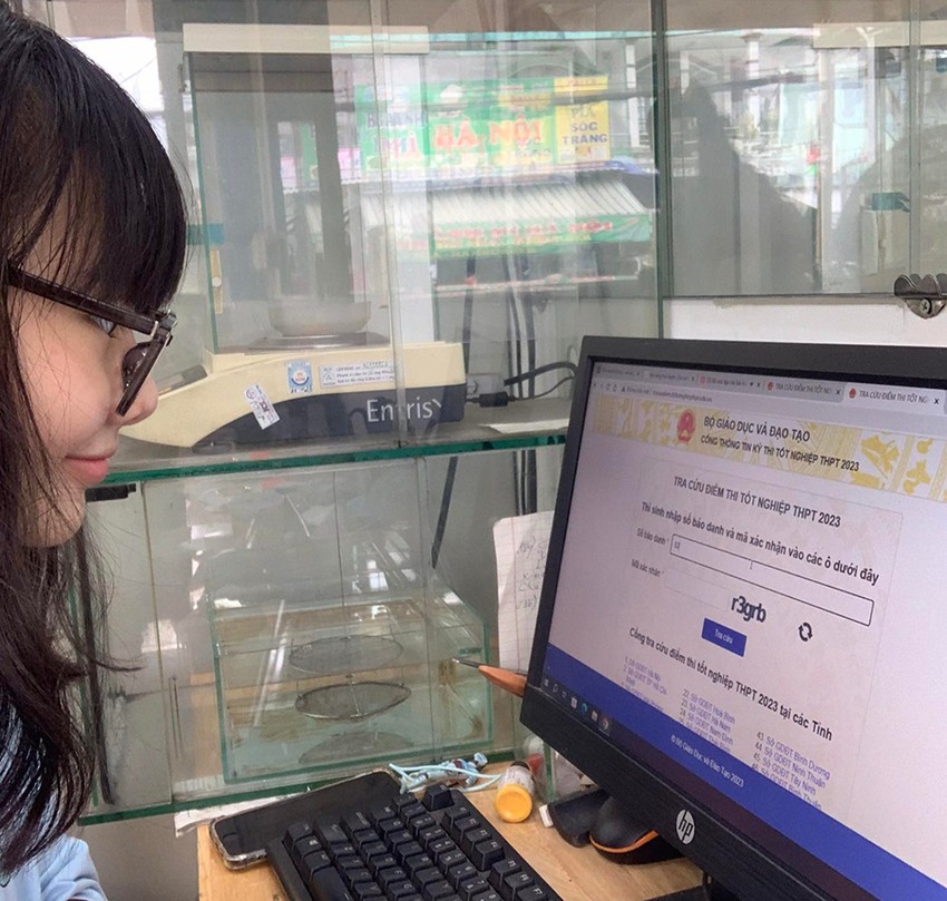 Phổ điểm thi tốt nghiệp THPT 2023: Tiếng Anh “đội sổ”, môn sử có cải thiện