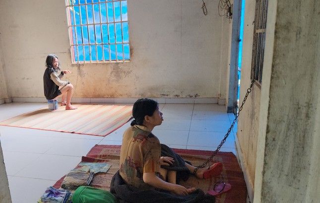 3 phụ nữ bị nhốt, xích chân trong căn nhà chứa nông cụ