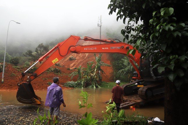 Huy động chó nghiệp vụ tìm nạn nhân cuối cùng vụ sạt lở đèo Bảo Lộc