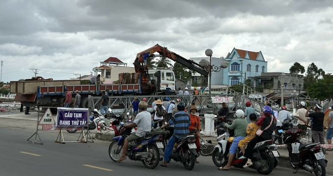 Cầu tạm ở Trà Vinh sập khi thử tải