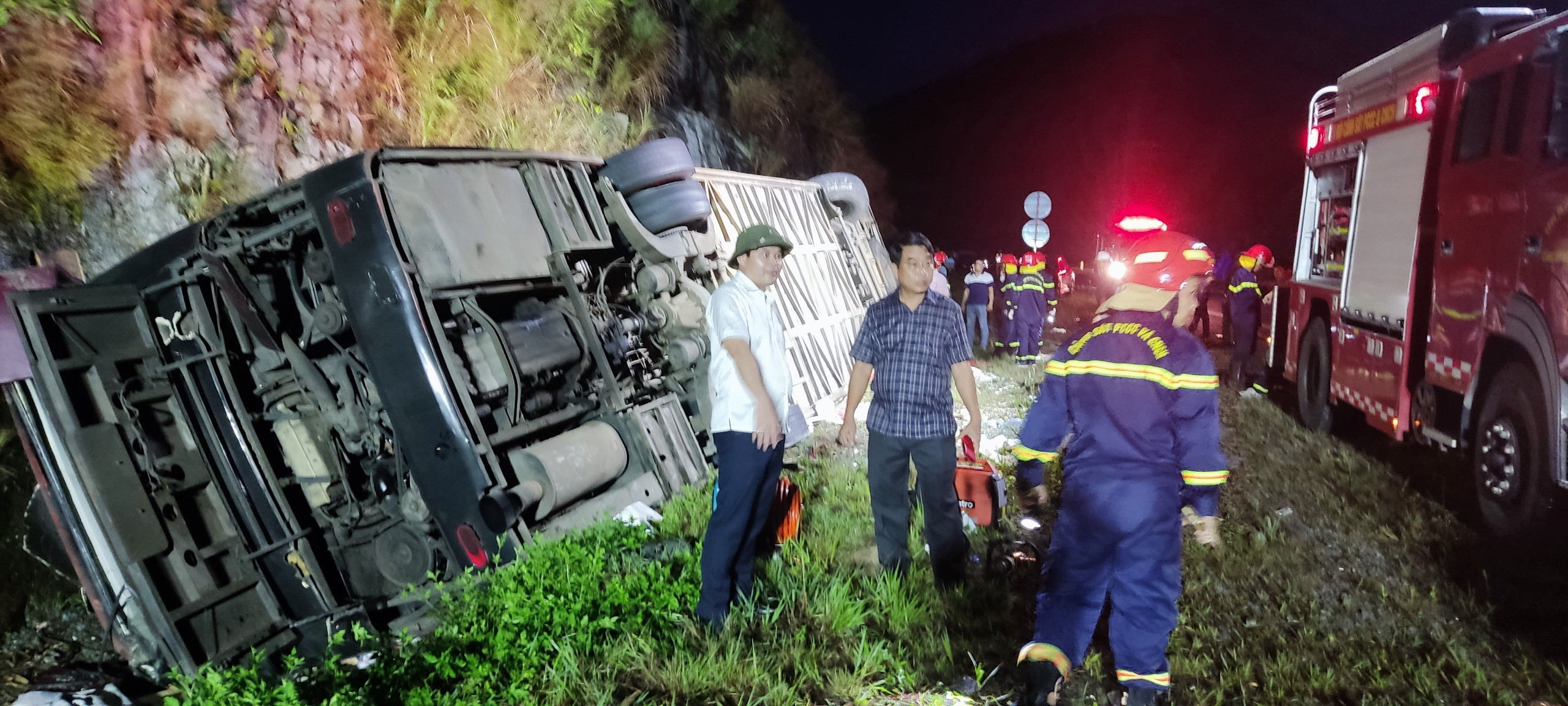 Xe khách đâm vào vách núi trên cao tốc, 16 người thương vong