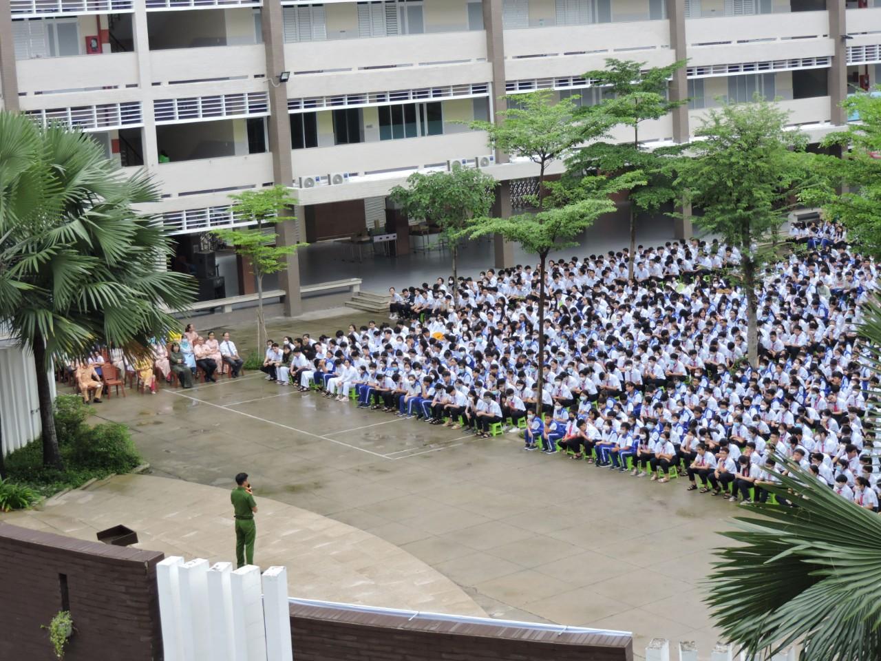 Công an quận tổ chức tuyên truyền về an toàn giao thông và phòng chống bạo lực học đường tại trường THCS-THPT Lê Thánh Tông