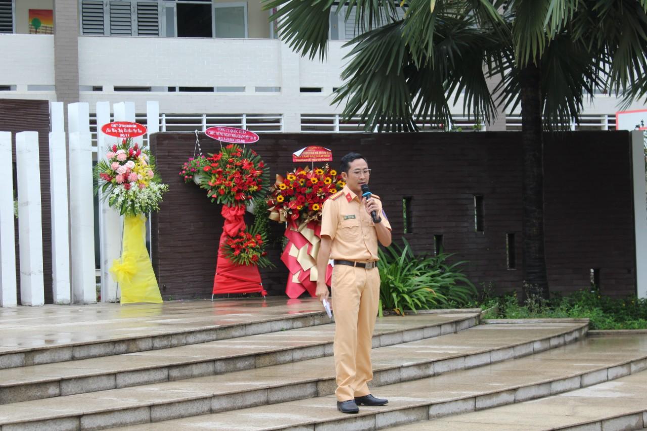 Công an quận tổ chức tuyên truyền về an toàn giao thông và phòng chống bạo lực học đường tại trường THCS-THPT Lê Thánh Tông