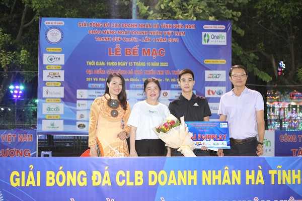 Bế mạc giải bóng đá CLB Doanh nhân Hà Tĩnh Phía Nam tranh cúp One Fin