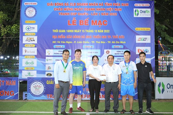 Bế mạc giải bóng đá CLB Doanh nhân Hà Tĩnh Phía Nam tranh cúp One Fin