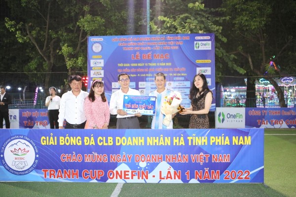 Bế mạc giải bóng đá CLB Doanh nhân Hà Tĩnh Phía Nam tranh cúp One Fin