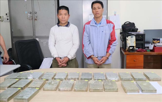 Giấu 23 bánh heroin trong hang đá, khe núi