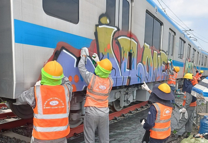 Nỗi lo lớn từ chuyện metro bị bôi bẩn