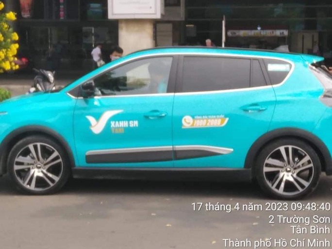 Taxi điện của tỉ phú Phạm Nhật Vượng bất ngờ xuất hiện tại TP HCM