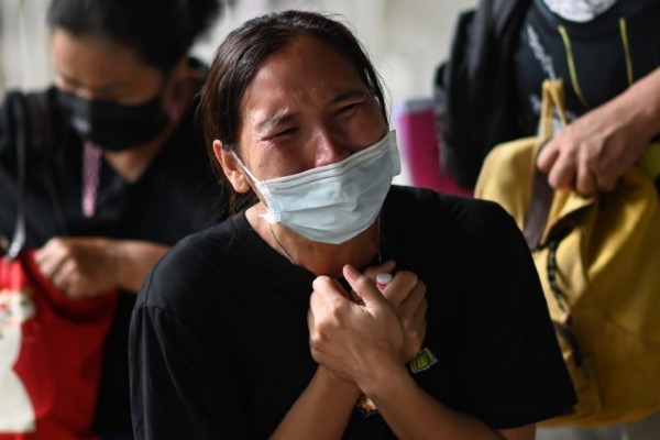 Mẹ một nạn nhân vụ tấn công nhà trẻ ở huyện Na Klang, tỉnh Nong Bua Lamphu, Thái Lan bật khóc ngày 7/10